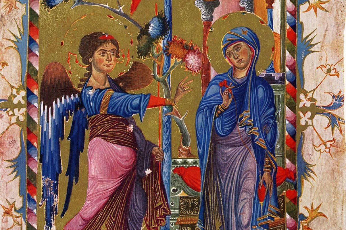 The winged angel Gabriel, in a blue tunic and pink robe, strides toward Mary with his hand raised in greeting; Mary, in a blue mantle, stands holding red yarn before a gold ground, inside a twisted border of red, white, and blue.